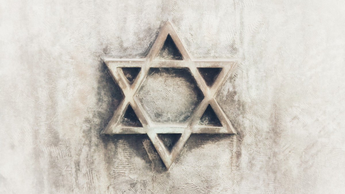_stopwhispering's tweet photo. Como se vuelve de esto?

Como se vuelve del odio en las calles, de las manifestaciones abiertas por la eliminación de nuestro pueblo, del grito a la yihad en las universidades, del abucheo a un familiar de 5 personas asesinadas en un kibbutz, de los gritos de “vergüenza” a la madre de una secuestrada, del antisemitismo a cielo abierto.

Como se vuelve del asesinato se un hombre judío en una manifestación pro israel?, como se vuelve del racismo, la discriminación, el odio acérrimo en todas las instancias publicas?

Como se vuelve del desparramo de mentiras que nadie chequea, de ver a la gente repetir consignas que llaman a nuestra aniquilación. Como se vuelve de la negación de las muertes, las decapitaciones, los quemados. Como se vuelve de la indiferencia por un bebè secuestrado hace casi 100 días?

Como se vuelve del abandono de las organizaciones de derechos humanos, de la absoluta indiferencia ante las violaciones? Como se vuelve de que ante la evidencia te pidan siempre mas evidencia?

Como se vuelve de tener que haber mostrado a nuestros muertos en una morgue para que el mundo nos los crea?

Como se vuelve de que seamos el único pueblo que no tenga derecho de tener su estado? Como se vuelve a un mundo que no aprendió nada? 

Las respuestas a este tuit probarán mi punto