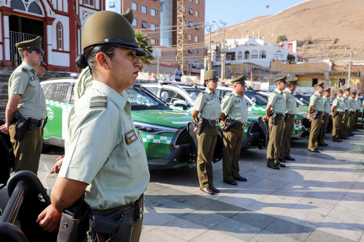 GoreAyP's tweet photo. La Administradora Regional, Siboney Sanzana junto a la consejera Ximena Valcarce y el consejero Claudio Acuña en la Ceremonia de entrega de nuevos vehículos policiales para  Arica y Parinacota. Destacaron los esfuerzos mancomunados para fortalecer la seguridad en la región. https://t.co/JShuGYUIwo