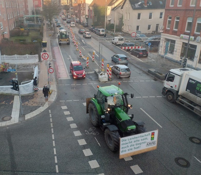 Wo mag nur dieser komische Peak eben gerade bei der Feinstaubbellastung in meiner Straße herkommen?
api-rrd.madavi.de:3000/grafana/d/GUaL…