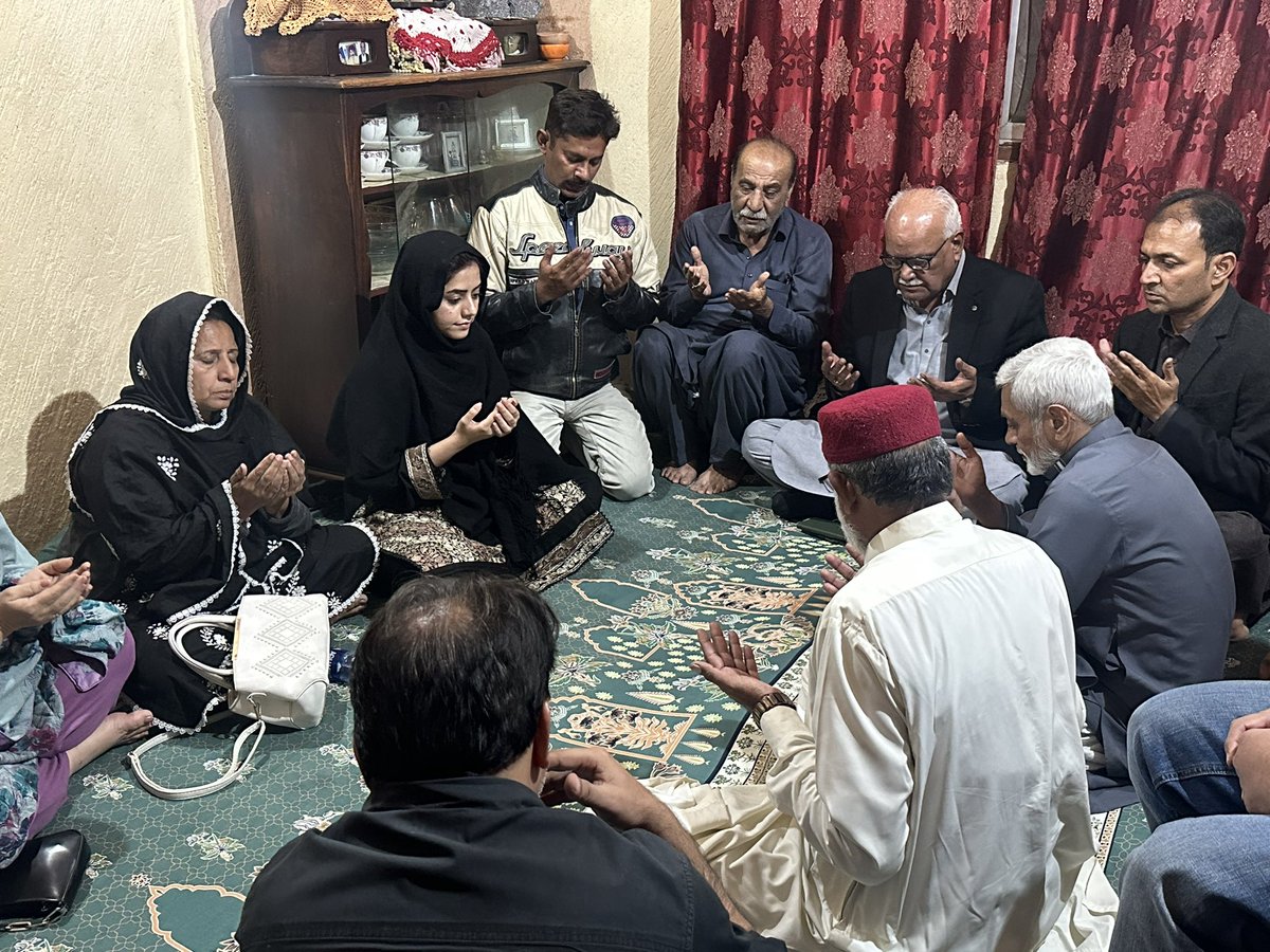 AqrabaFatima's tweet photo. Offered fateha with senior worker of party Akbar baloch on the sad demise of his wife at #PS102. Along with GS Sindh Senator waqar mehdi and other office bearers. https://t.co/5odfKBYMxF