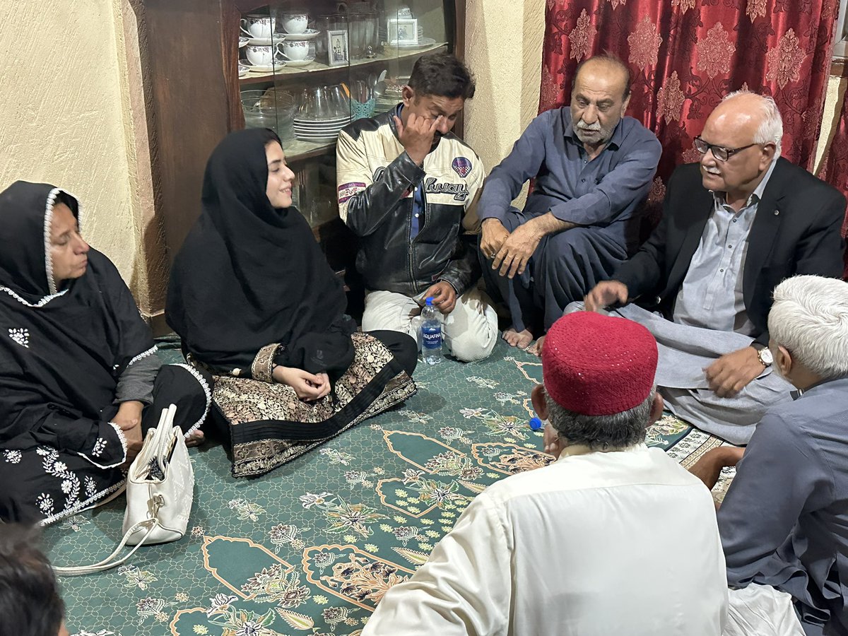 AqrabaFatima's tweet photo. Offered fateha with senior worker of party Akbar baloch on the sad demise of his wife at #PS102. Along with GS Sindh Senator waqar mehdi and other office bearers. https://t.co/5odfKBYMxF