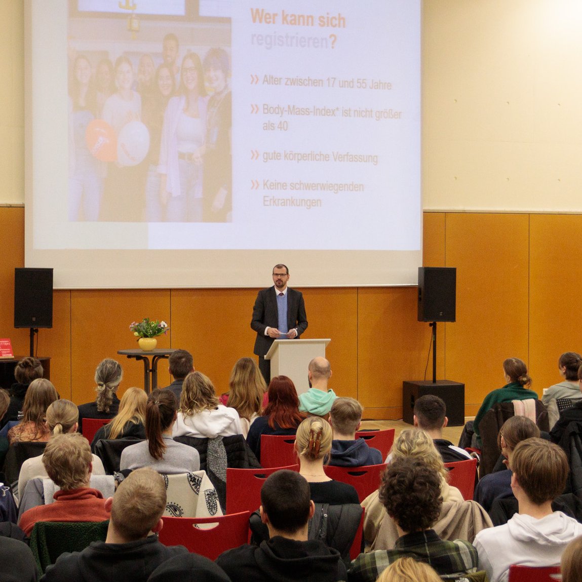 MBJSBrandenburg's tweet photo. #Hoffnung geben🌈: 53 #Schüler|innen und Lehrkräfte des Marie-Curie-Gymnasiums Hohen Neuendorf haben sich für eine #Knochenmarkspende registriert. Bildungsminister Steffen Freiberg übergab das DKMS-Schulsiegel für das Engagement gegen #Blutkrebs.
https://t.co/HTmhkIixW6 https://t.co/PsA5KaqwCn