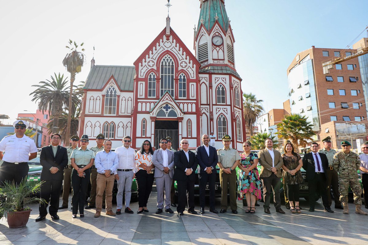 GoreAyP's tweet photo. La Administradora Regional, Siboney Sanzana junto a la consejera Ximena Valcarce y el consejero Claudio Acuña en la Ceremonia de entrega de nuevos vehículos policiales para  Arica y Parinacota. Destacaron los esfuerzos mancomunados para fortalecer la seguridad en la región. https://t.co/JShuGYUIwo