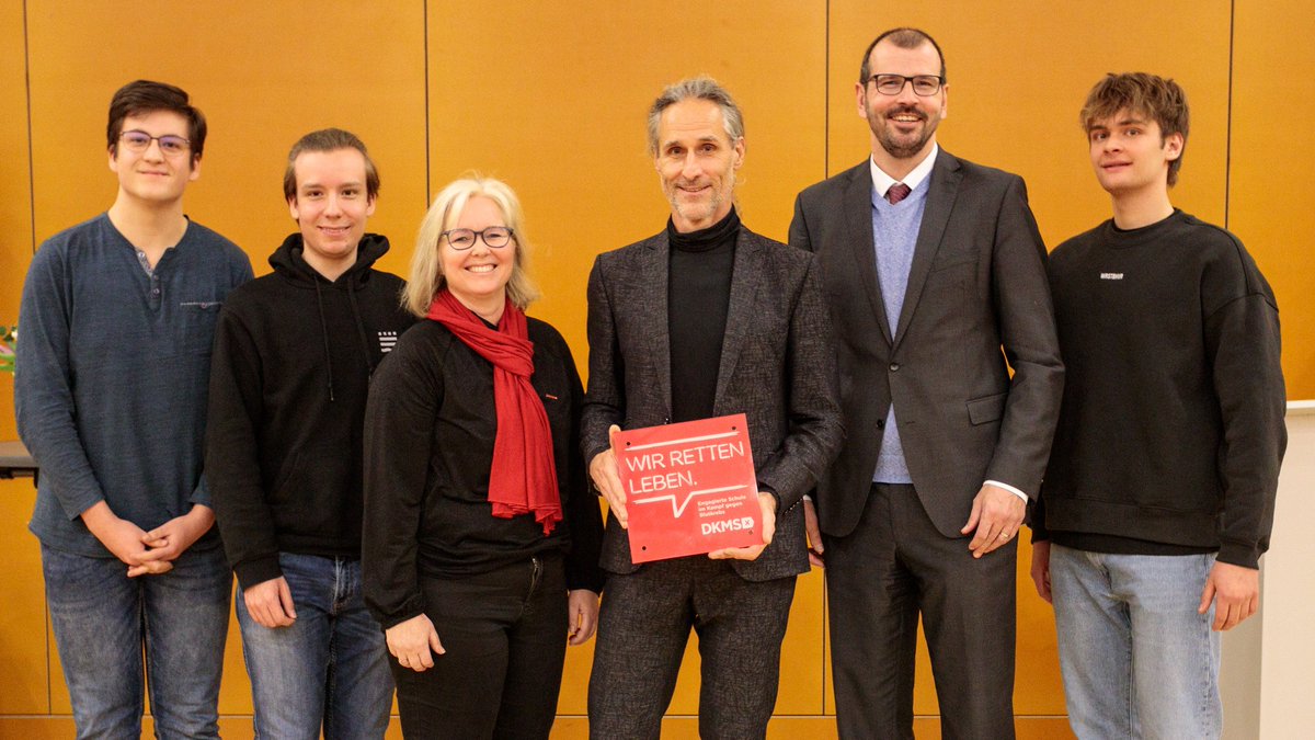 MBJSBrandenburg's tweet photo. #Hoffnung geben🌈: 53 #Schüler|innen und Lehrkräfte des Marie-Curie-Gymnasiums Hohen Neuendorf haben sich für eine #Knochenmarkspende registriert. Bildungsminister Steffen Freiberg übergab das DKMS-Schulsiegel für das Engagement gegen #Blutkrebs.
https://t.co/HTmhkIixW6 https://t.co/PsA5KaqwCn