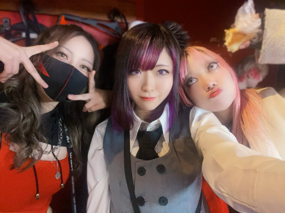 Kana_109guitar's tweet photo. お久しぶりにMy Little Devil の
おBiBi(@scream_bibi )と
＝LEN(@lenlen_dr )と☺️✨
話せて楽しかったな〜😎💫ありがとう！！また対バンできるように頑張るぞ〜😤😤

#MyLittleDevil
#EMANON https://t.co/PLQp5bnGOm