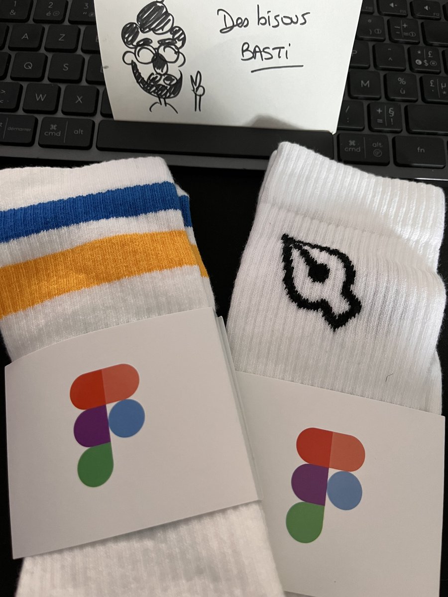 Laure_My's tweet photo. Meilleur style EVER 😁😍 Merci @BastiUi pour ce cadeau !! Elles sont hyper confortable et quali #Cadeau #Concours https://t.co/DuNUHkjPeh