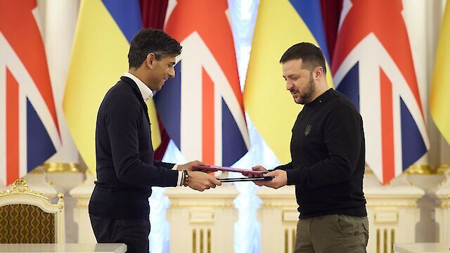 ArseToMars's tweet photo. Ukrainian President Volodymyr Zelenskyy and British Prime Minister Rishi Sunak have signed a bilateral security agreement
According to the agreement, the UK's security commitments will be in force until Ukraine joins NATO
According to the them, the agreement is valid for 10 years https://t.co/hKlvEbZ4yY