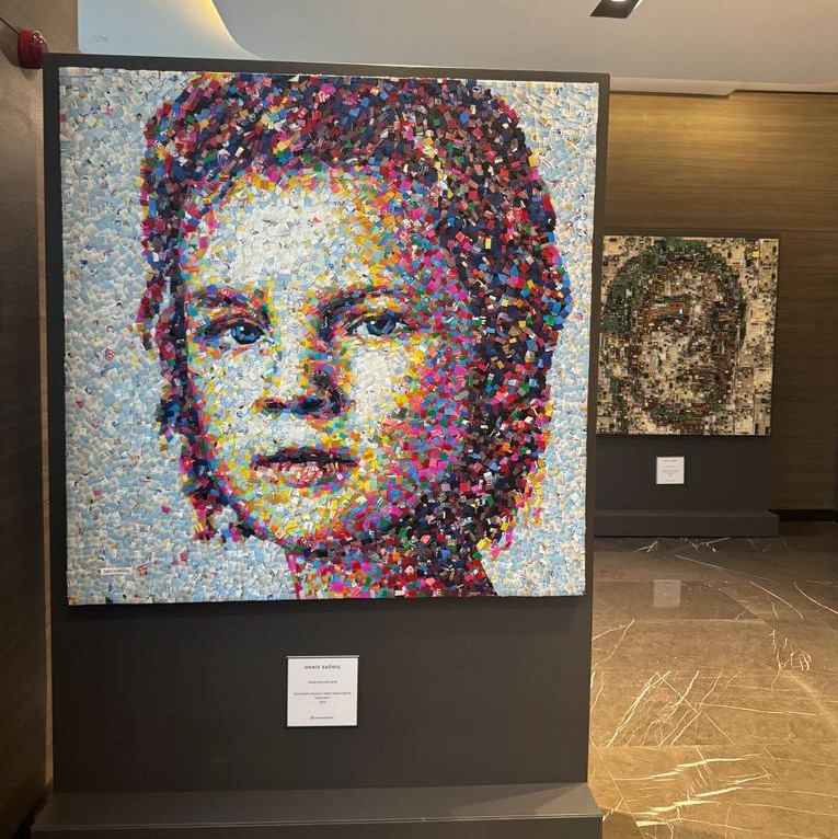 Memorial Sağlık Grubu’nun ev sahipliği yaptığı ve dönüşüm sanatçısı Deniz Sağdıç’ın, geri dönüşüme bırakılan atık hastane materyallerini kullanarak portre eserlere dönüştürdüğü “Sanat İyileştirir” adlı sergi, Memorial Bahçelievler Hastanesi Sanat Galerisi’nde ziyarete açıldı.