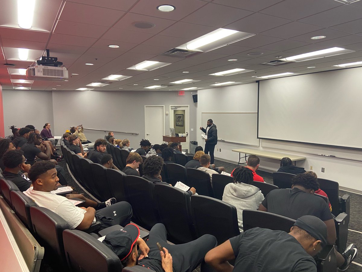 ReggieCarter45's tweet photo. Had the opportunity to speak with the newest Georgia Bulldogs on campus earlier this week about NIL at UGA! @AltiusPartners https://t.co/LYYoGRYZeu