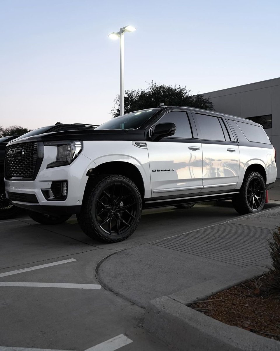 jarieszackb's tweet photo. Looks good while parked 💯
Stunning GMC Yukon XL Denali Ultimate by @autoplexcustoms 😎
Swipe left... 
▪️▪️▪️
Via: @autoplexcustoms @hurst.autoplex
🦾🦾🦾
.
#jarieszackb https://t.co/20WG0Zewae