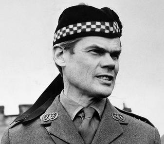 As Britain carries out strikes against the Houthis, a thread on Lt. Col. Colin Mitchell - a.k.a. 'Mad Mitch' - who led the Argyll & Sutherland Highlanders in Yemen during the Aden Emergency of the mid-1960s 🇬🇧 A fascinating and flamboyant figure of the late British Empire... 🧵
