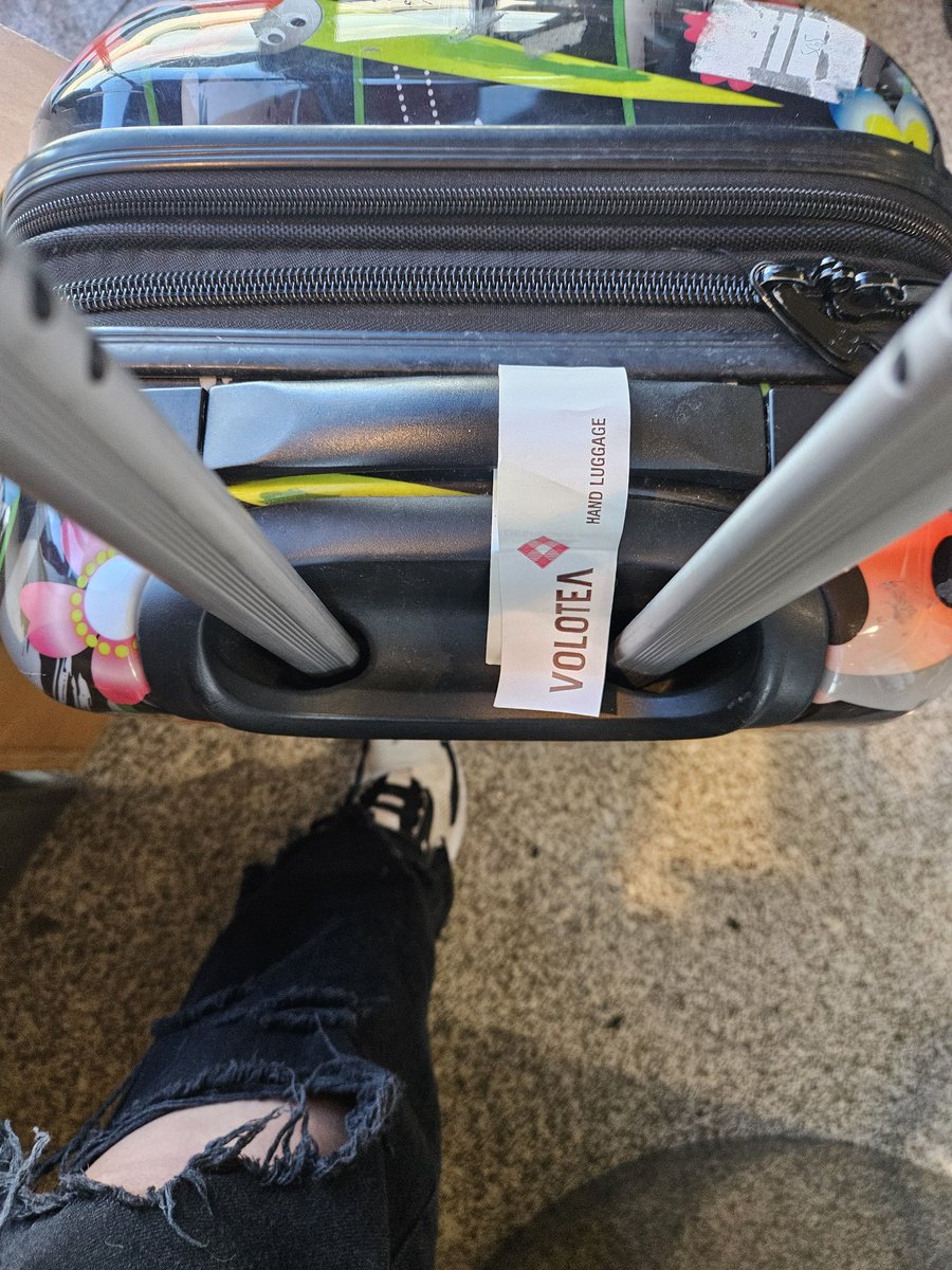 A_nuska46's tweet photo. @volotea vergonzoso el personal de tierra hoy en asturias. 8 años la misma maleta de cabina, etiquetada por vosotros mismos, megavolotea, y me la cobra.... https://t.co/ekiRZdyul5