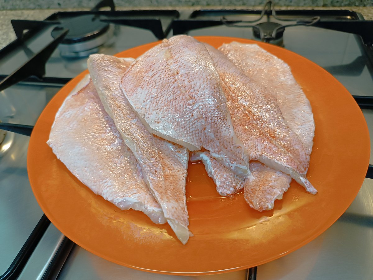 Refranyer: Qui de tots els peixos sap el nom és mirat savi per tothom.

#AmadesFolkCat Cançoner (1951)