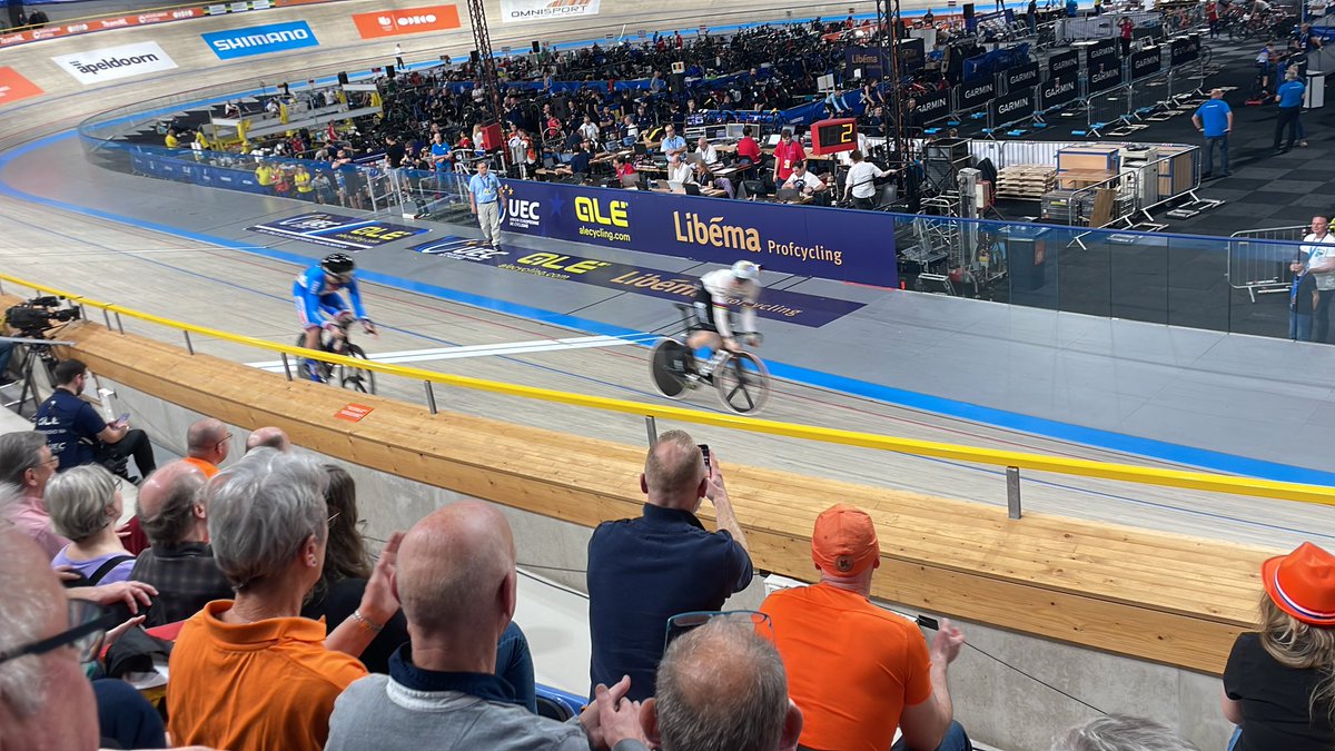 hoffmannhogeenk's tweet photo. Start sprint men #eurotrack2024 @HarrieLavreysen ek baan #baanwielrennen #Apeldoorn https://t.co/HlAQ3M23Cc