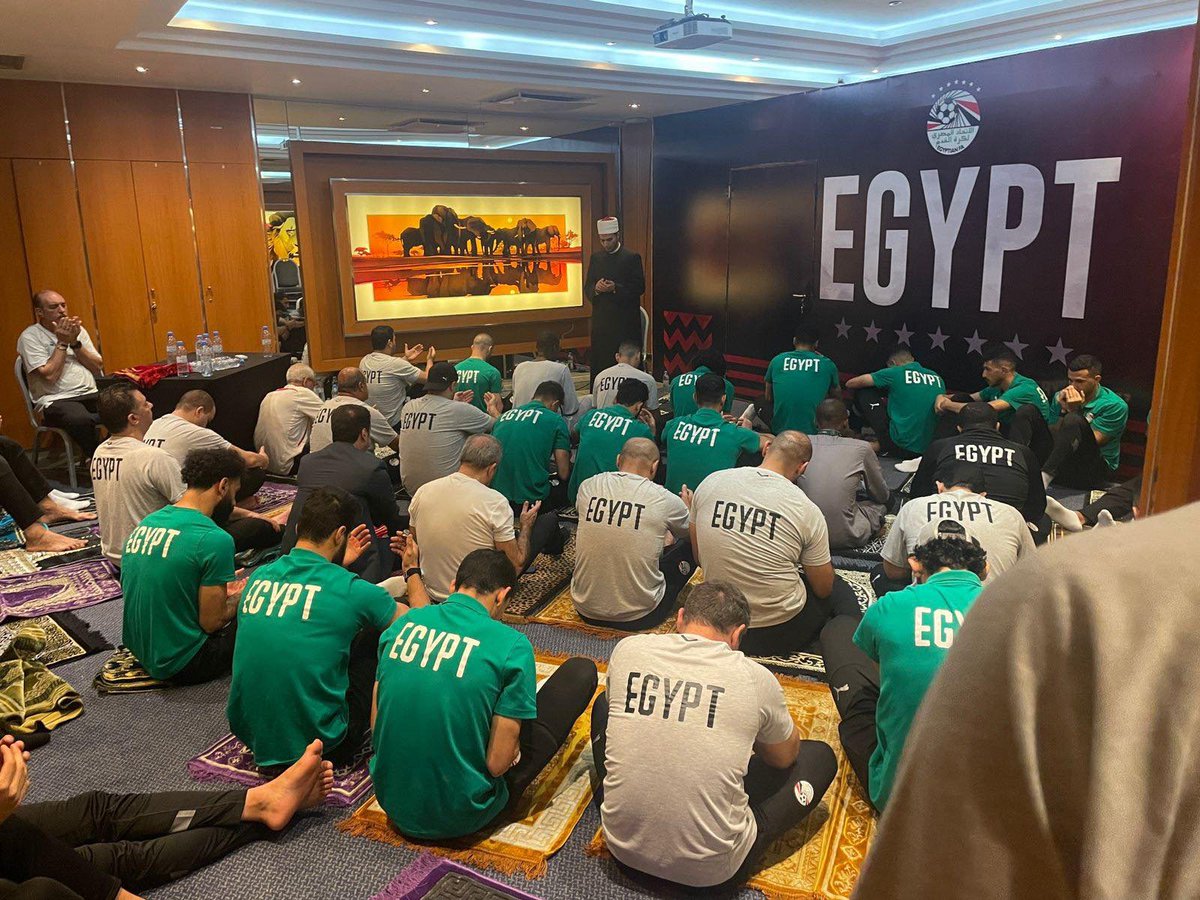 onzemasr's tweet photo. 🕌 Les joueurs ont accompli la prière du vendredi en présence d’un des cheikhs d’al-Azhar présent en Côte d’Ivoire. 🇨🇮 https://t.co/iP8hkWKqS1