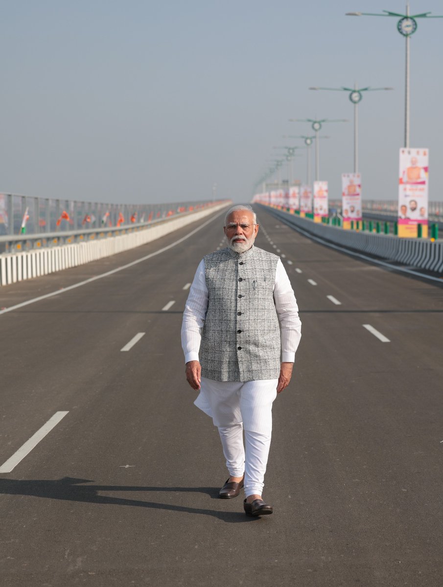 BJP4India's tweet photo. प्रगति के पथ पर अग्रसर नया भारत!

पीएम श्री @narendramodi ने आज 'अटल सेतु' मुंबई और देश के लोगों को समर्पित किया। https://t.co/0dCr80wDKQ