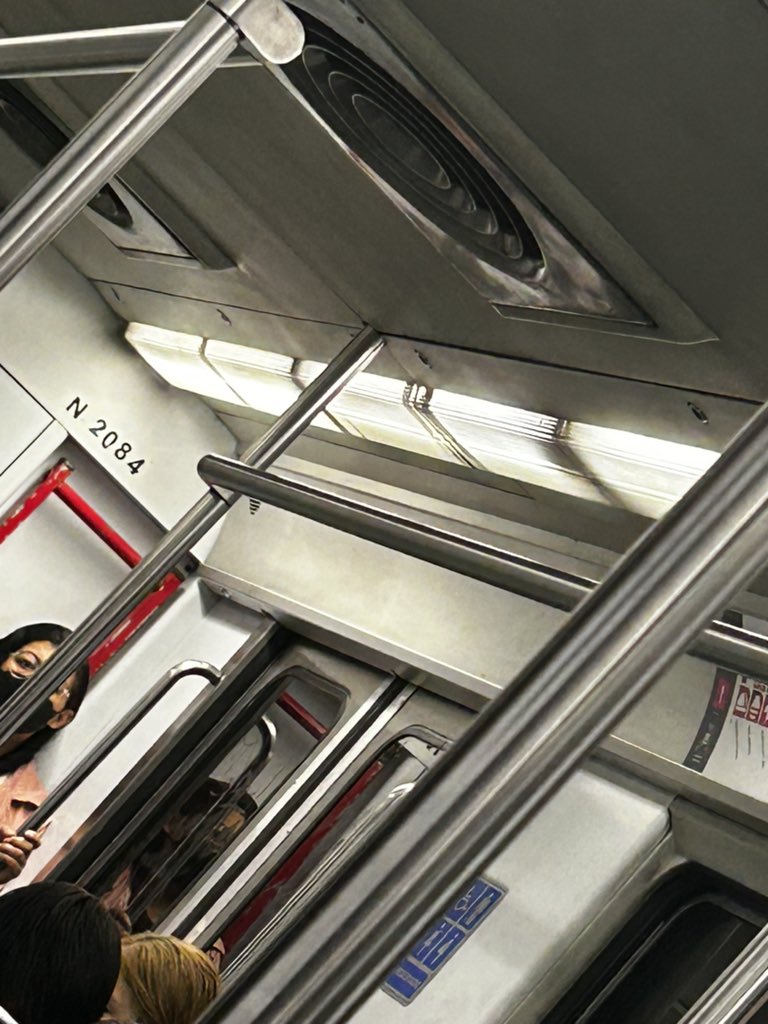 LaydesFrida's tweet photo. @MetroCDMX Esta a todo lo que da el aire acondicionado en el vagón dirección indios verdes, apáguenlo! Hace frío 🥹 https://t.co/Wei5mtuQmb