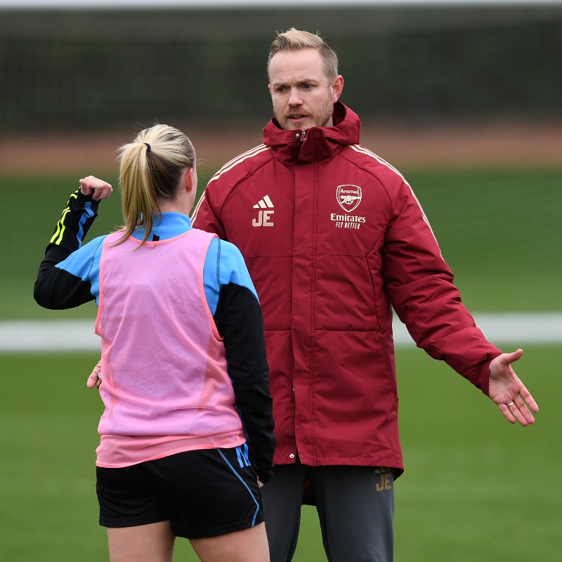 ArsenalWFC's tweet photo. Working towards the weekend 💪 

All the latest snaps from London Colney 👇