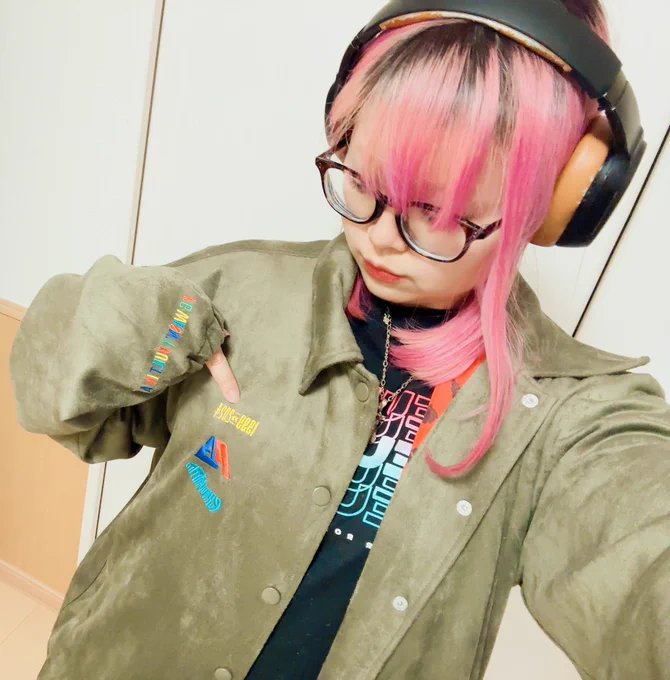 あまりにも可愛すぎてライブ前に着てしまった…ポルノグラフィティさんのライブアイテムのブルゾン生地もやわやわで、裏地は派手派手、刺繍もカラフル(袖口にも刺繍ある)とてもかわいい… 