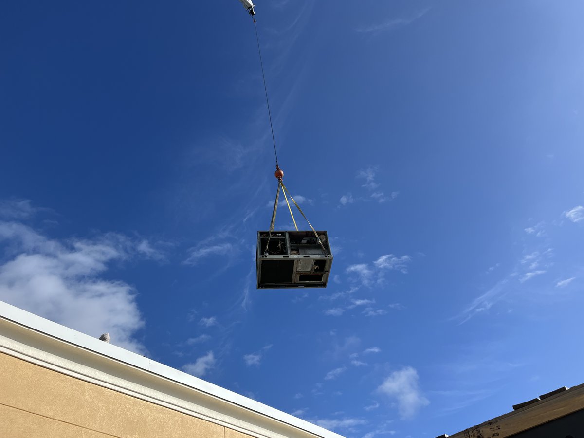 Our Ft. Myers, FL, branch recently installed 6 new rooftop #HVAC units for the local Publix supermarket. The team did quick work, making sure they were up and running before the end of the day! 💪
