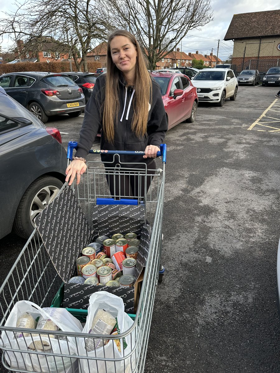 EYS_Coaching's tweet photo. After our Christmas camps, we were lucky to be able to donate meal kits left over, to our local food bank. These were kindly gifted by the Oxfordshire County Council. Our team worked hard to put these healthy recipe kits together for over 500 recipients! #occ #foodbank #haf https://t.co/7F7Pd6RmF7