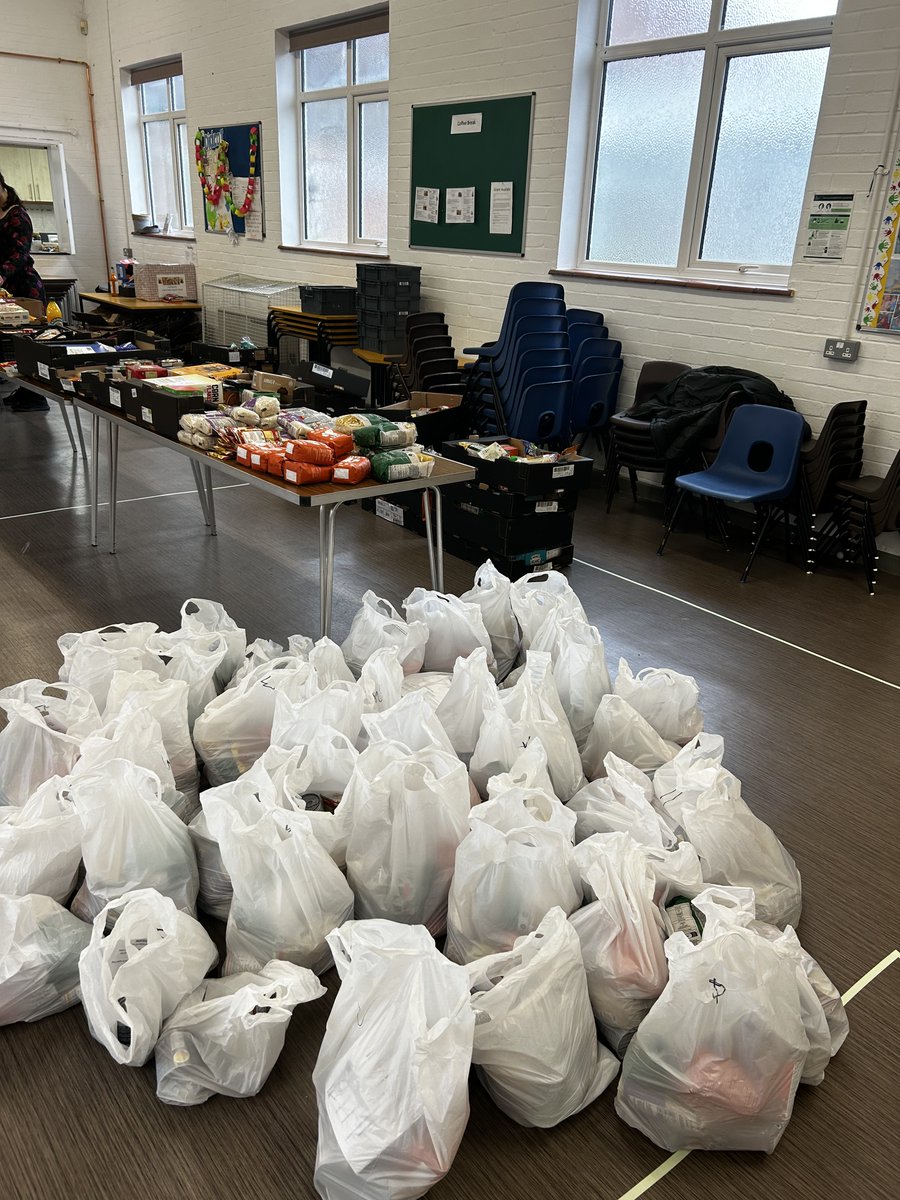 After our Christmas camps, we were lucky to be able to donate meal kits left over, to our local food bank. These were kindly gifted by the Oxfordshire County Council. Our team worked hard to put these healthy recipe kits together for over 500 recipients! #occ #foodbank #haf