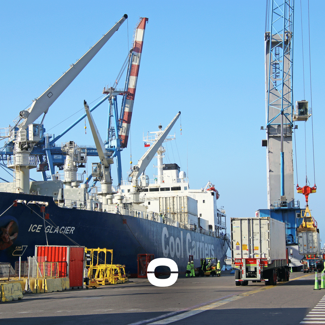 Coolcarriescl's tweet photo. CS Trust &amp; Ice Glacier, loading simultaneously at TPV, Valparaíso, 2024. https://t.co/qCNcuMH1Ov
