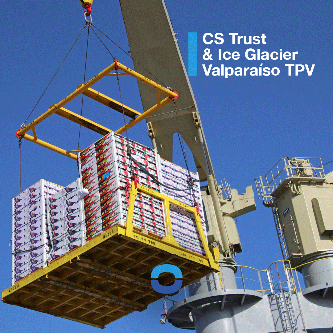 Coolcarriescl's tweet photo. CS Trust &amp; Ice Glacier, loading simultaneously at TPV, Valparaíso, 2024. https://t.co/qCNcuMH1Ov