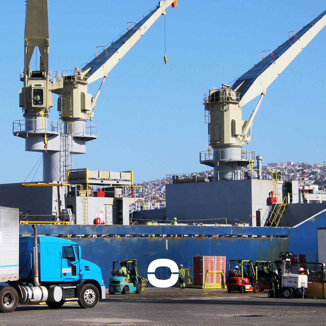 Coolcarriescl's tweet photo. CS Trust &amp; Ice Glacier, loading simultaneously at TPV, Valparaíso, 2024. https://t.co/qCNcuMH1Ov