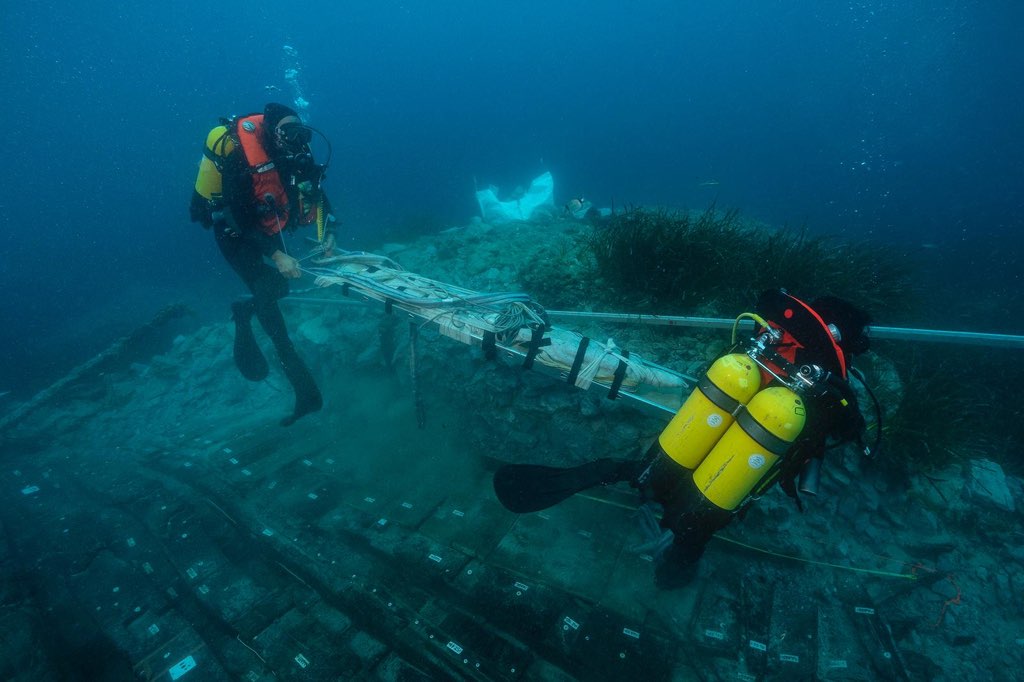 COOPÉRATION | Chaque année, le @drassm_culture sollicite les groupes de plongeurs démineurs de la MN au titre de l’expertise en matière de génie sous-marin. Compétents en matière de plongées techniques et profondes, nos plongeurs démineurs appuient le DRASSM dans ses recherches.