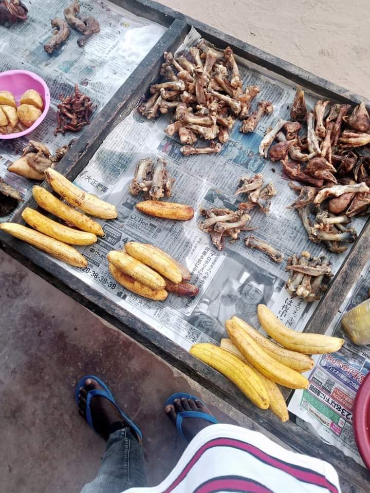 kirigitim's tweet photo. #Mifupa
✍️ Nimemisi kuku ninaona nipite hapa ninununue mifupa nikaunge na mchuzi kutafuta ladha ya kuku usiku usipite kavu kabisa. Wanazi vipi niwachukulie #Matumbo ya kuku mkajirimbwase? https://t.co/tAFKDPSMHn