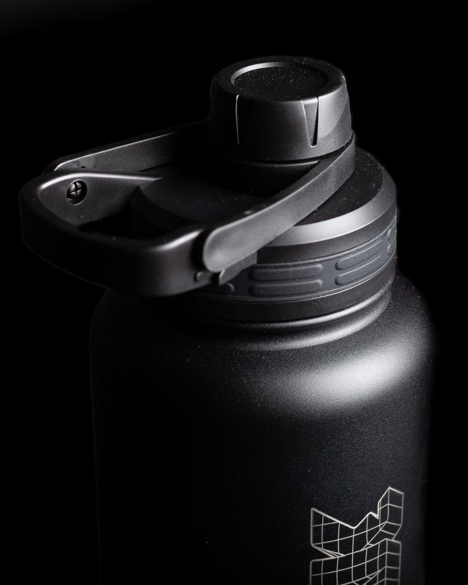 SneakEnergy's tweet photo. Introducing the TANK SHAKER 💥 

🥤 1000ml capacity
❄️ Double-walled, super insulated
🌬️ Keeps drinks cold - no condensation
🤲 Carry handle
💪 Super sturdy
🧼 Grill-less for easy cleaning

Live now in the UK 🇬🇧 

Coming soon to the US and EU stores https://t.co/VrRQwt7YVg
