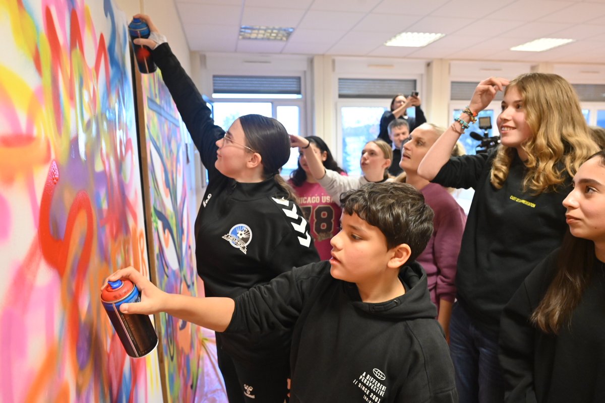 acstrasbourg's tweet photo. Sous l’impulsion de la célèbre artiste #Kashink, les collégiens de Lezay-Marnésia, Solignac, Stockfeld et Hans-Arp ont réalisé une fresque collaborative pour exprimer leur rapport au corps et à leur identité. 

Mieux appréhender les questionnements de l'adolescence #CitéEducative https://t.co/oAhgwuwdRH