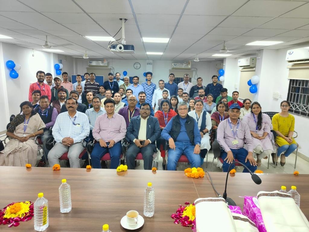 GoIStats's tweet photo. ADG, FOD and JS (Admin), MOSPI visited RO, NSSO (FOD), MOSPI, Ahmedabad and interacted with officials of RO on 12.01.2024 and appreciated the good work done by RO including cleanliness maintained in the office premises.

#ViksitBharatSankalpYatra 
#HamaraSankalpViksitBharat https://t.co/UmyY8so4mc
