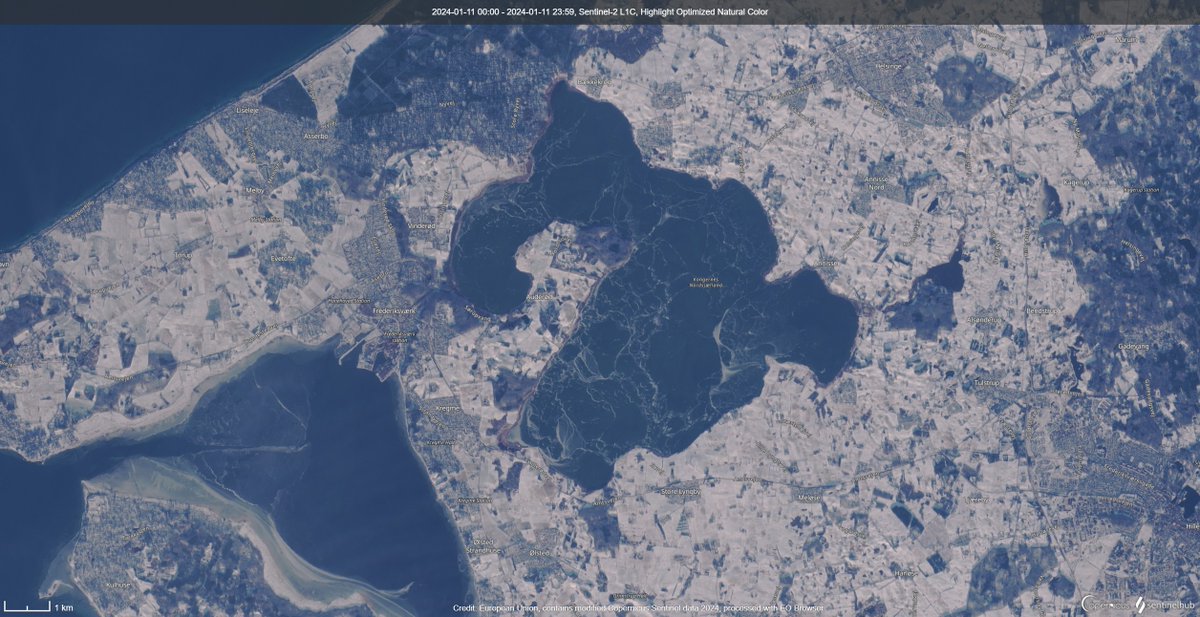 dmidk's tweet photo. DMI's iskortlægger for Grønland faldt over dette fine satellitbillede fra i går: Vinter over Nordsjælland og isbådenes mekka, Arresø, med fastis. Mørke områder er blank is. Den hvide marmorering viser ujævn is https://t.co/Sbt3HTD82M