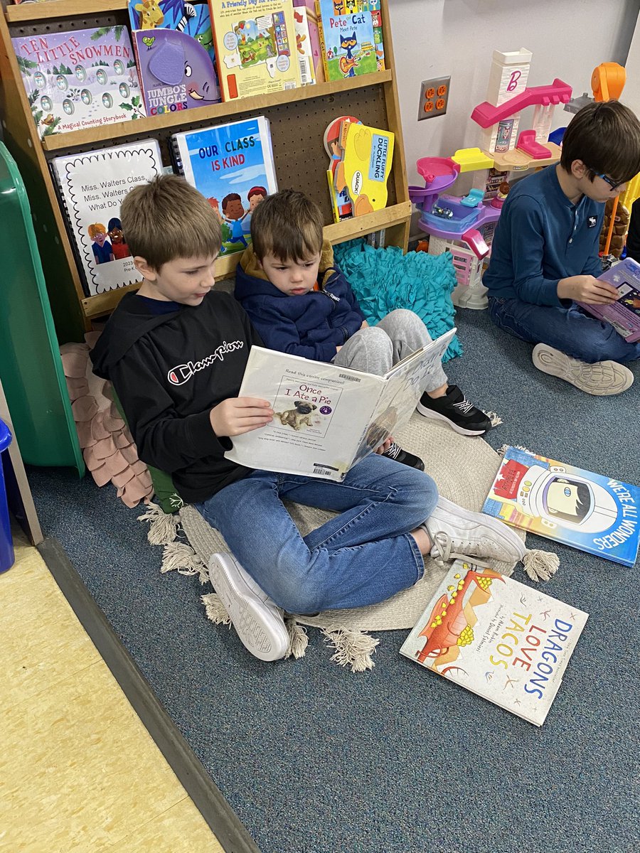 haleymae33's tweet photo. Our 5th graders had a blast reading with our UPK 3 friends this morning!📚#GanandaProud https://t.co/vZQz5RHcRR