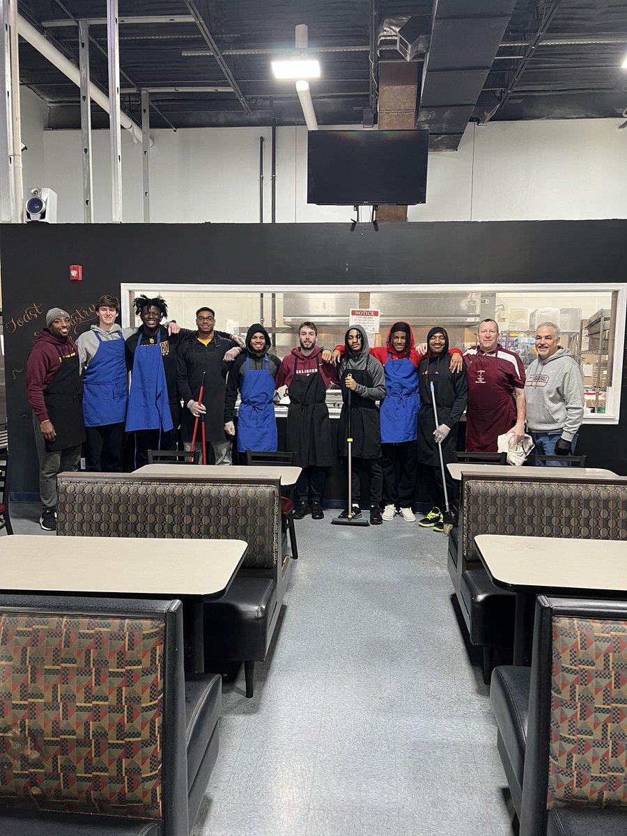 RonSiersJr's tweet photo. It was great to partner with @SalisburyMBK @CoachMoWill @jimfox_66 this morning to serve 67 food insecure members of our community at HALO. #servantleadership @SalisburyU @SUSeaGulls @lahenry96 @SalisburyBB @SUEDLD https://t.co/16gdGldjz3