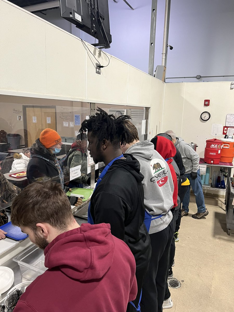 RonSiersJr's tweet photo. It was great to partner with @SalisburyMBK @CoachMoWill @jimfox_66 this morning to serve 67 food insecure members of our community at HALO. #servantleadership @SalisburyU @SUSeaGulls @lahenry96 @SalisburyBB @SUEDLD https://t.co/16gdGldjz3