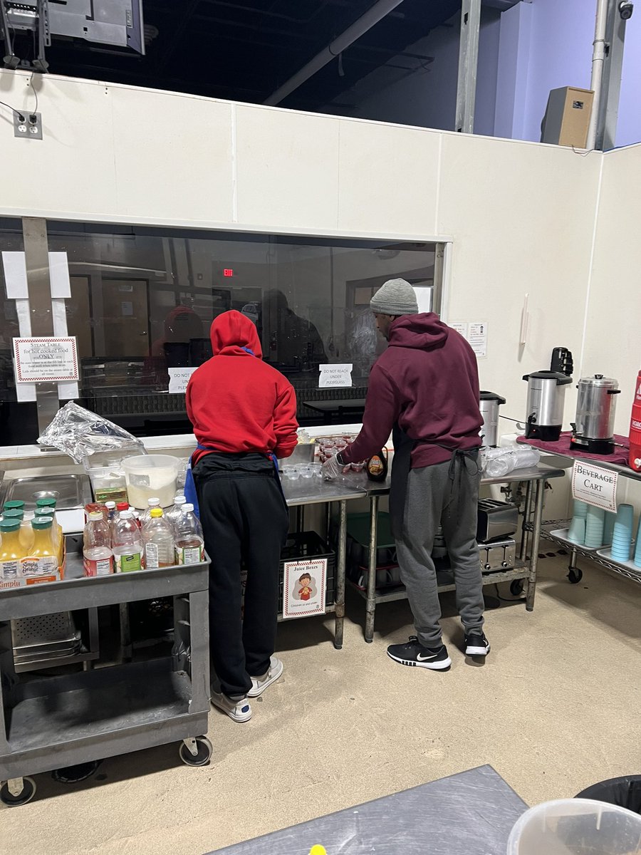 RonSiersJr's tweet photo. It was great to partner with @SalisburyMBK @CoachMoWill @jimfox_66 this morning to serve 67 food insecure members of our community at HALO. #servantleadership @SalisburyU @SUSeaGulls @lahenry96 @SalisburyBB @SUEDLD https://t.co/16gdGldjz3