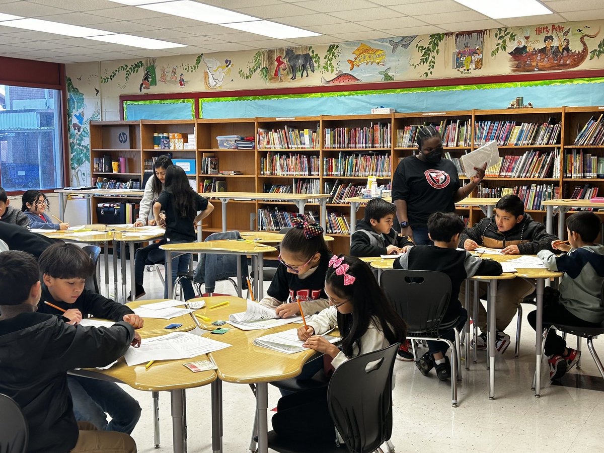 pattyortiz_edu's tweet photo. At Whittier ES, teachers, learning coaches and students are working hard on extended Friday. @WhittierES_HISD @yamel_melchor @Kimydaniels @ResendizEDU @Dr_JDavila @HISDCentral https://t.co/Hn3mwc2Nz3