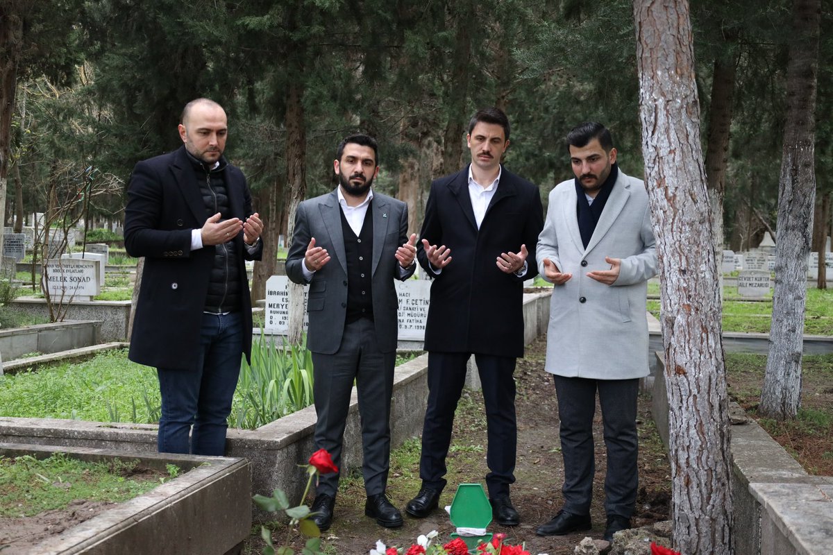 ibrahim_besinci's tweet photo. 📍Balıkesir

Bu kutlu yolda hizmet edenler, yaptığı çalışmalar ve yetiştirdiği gençlerle; arkasında kapanmayan bir hayır kapısı bırakarak göçüyor bu diyardan…

@tugvabalikesir geçmiş dönem il temsilcimiz olan, yol arkadaşımız Hüseyin Murat Uysal kardeşimin kabrini ziyaret ettik, taziyesine katıldık.

Rabbim mekanını cennet eylesin, ailesine ve sevenlerine sabırlar versin…