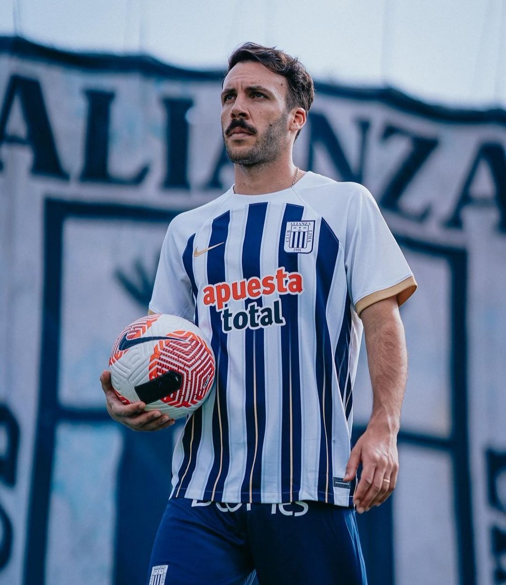 epicentrodep's tweet photo. ¡SEBASTIÁN RODRIGUEZ ES EL NUEVO 10 DE ALIANZA LIMA!
#AlianzaLima hace oficial la contratación del volante uruguayo #SebastianRodriguez por toda la temporada 2024. El volante de 31 años tiene como valor en el mercado según transfermarkt, 1 mill. 500 mil euros. https://t.co/eQnblvYjfS