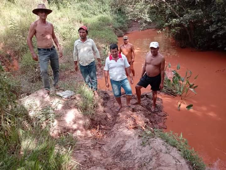 elnacionalpy's tweet photo. PARAGUAY QUE DUELE | 🇵🇾💔

🔹Imágenes del arroyo letalmente contaminado en Paso Yobái tras el desborde de una pileta de desechos de una planta procesadora de oro en la que utilizan cianuro. 

🔹La Fiscalía y el Ministerio del Ambiente investigan este grave caso de contaminación de un recurso natural. 

#ElNacional