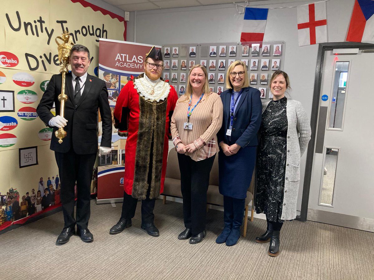 Lovely to meet the Mayor of Doncaster today and David (one of a few people that is allowed to walk in front of the King @AtlasAcademy1 <a href="/KellyHoldswor12/">Kelly Holdsworth</a>