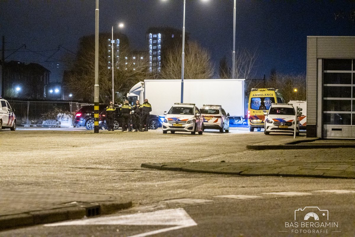pers0251's tweet photo. Een auto is in de nacht van donderdag op vrijdag #vernield door meerdere personen bij een #conflict aan de #Euratomsingel in #Heemskerk.
Daarnaast vond er een #gevecht plaats waarbij een persoon gewond is geraakt. Die persoon is door het #ambulancepersoneel nagekeken en hoefde niet mee naar het #ziekenhuis.