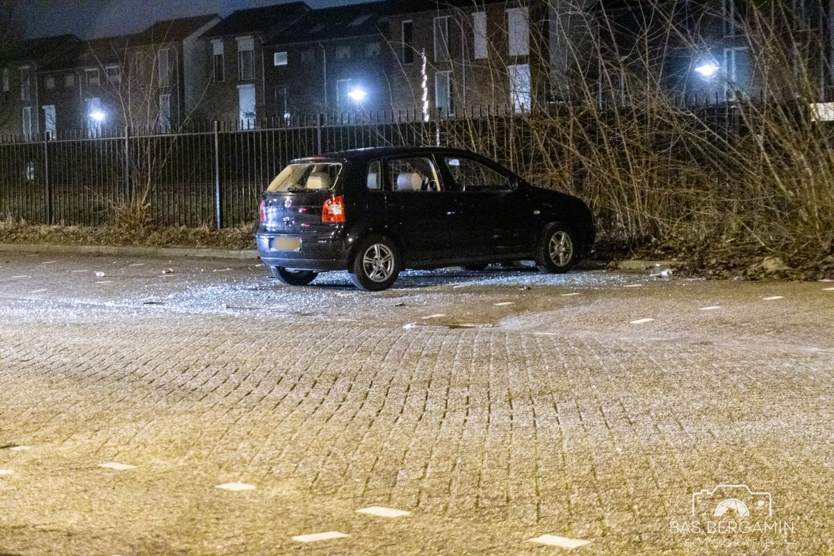 pers0251's tweet photo. Een auto is in de nacht van donderdag op vrijdag #vernield door meerdere personen bij een #conflict aan de #Euratomsingel in #Heemskerk.
Daarnaast vond er een #gevecht plaats waarbij een persoon gewond is geraakt. Die persoon is door het #ambulancepersoneel nagekeken en hoefde niet mee naar het #ziekenhuis.