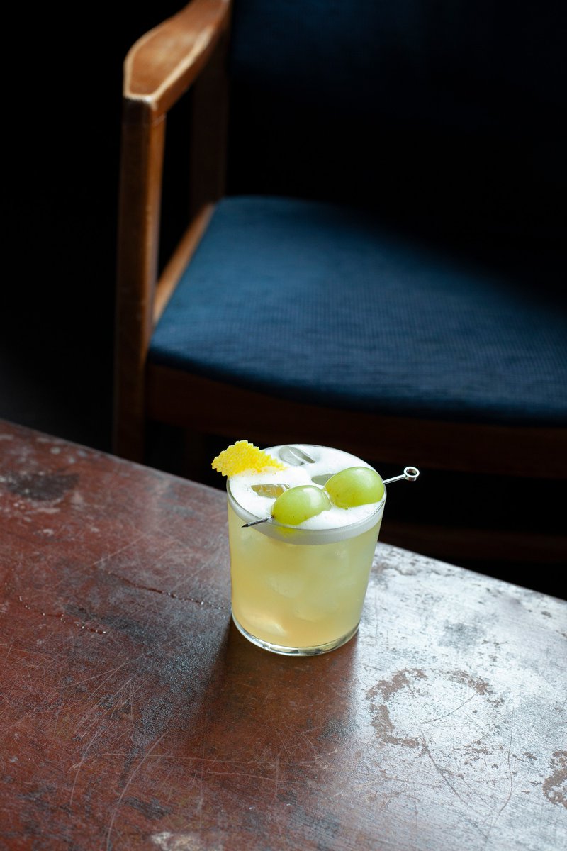 Se pensi all'inizio del weekend, come te lo immagini?📷
𝘾𝙤𝙘𝙠𝙩𝙖𝙞𝙡 𝙑𝙚.𝙣.𝙩𝙤 a base di Anfora e Camilla Marzadro, a cura di Leonardo Veronesi
#cocktailbar #rivabar #grappamarzadro #marzadro #grappatrentina