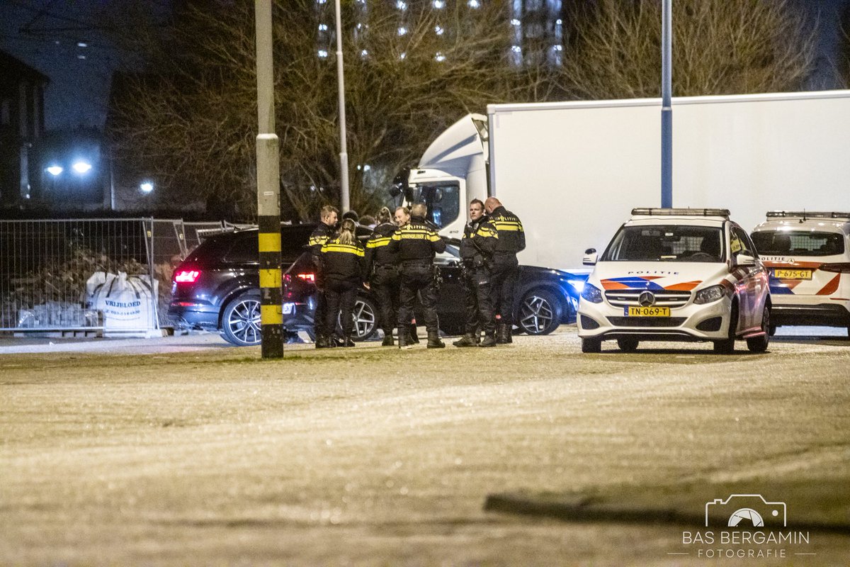 pers0251's tweet photo. Een auto is in de nacht van donderdag op vrijdag #vernield door meerdere personen bij een #conflict aan de #Euratomsingel in #Heemskerk.
Daarnaast vond er een #gevecht plaats waarbij een persoon gewond is geraakt. Die persoon is door het #ambulancepersoneel nagekeken en hoefde niet mee naar het #ziekenhuis.