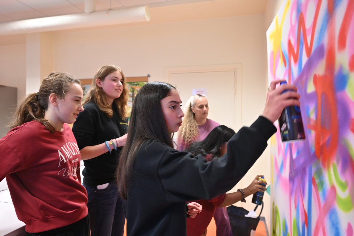 acstrasbourg's tweet photo. Sous l’impulsion de la célèbre artiste #Kashink, les collégiens de Lezay-Marnésia, Solignac, Stockfeld et Hans-Arp ont réalisé une fresque collaborative pour exprimer leur rapport au corps et à leur identité. 

Mieux appréhender les questionnements de l'adolescence #CitéEducative https://t.co/oAhgwuwdRH