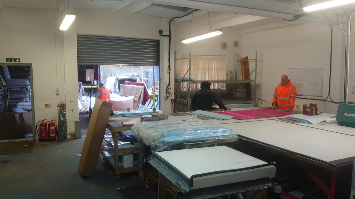 GbOutdoorUK1's tweet photo. Delivering posters today because UPS are a bag of shit in my opinion but I got to visit @TriwonderSigns and meet the people up the ladders. https://t.co/ofZhhj0ppc